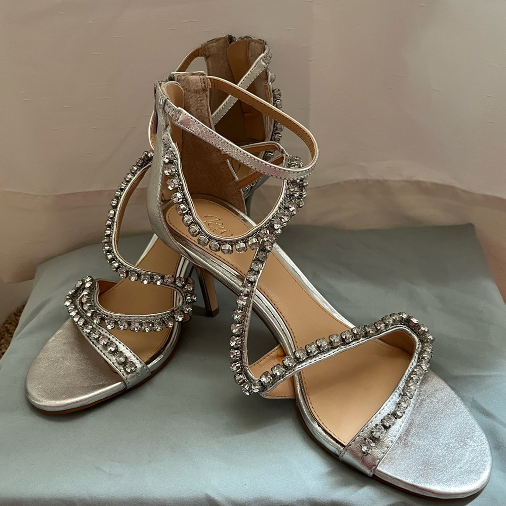 NWOT Jewel Badgley Mischka Silver Strappy Heels with Crystal Embellishments